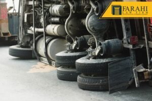 choque de camiones semirremolques y un SUV en la autopista 101