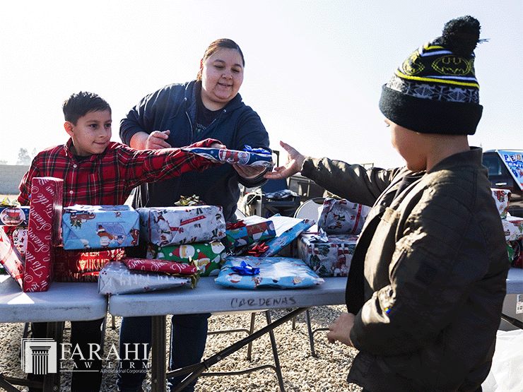 Campaña De Juguetes Farahi Law Firm (3)