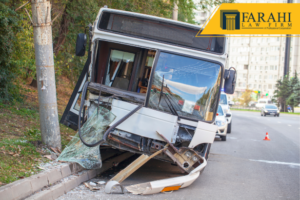 choque de autobús y dos vehículos en Oakland