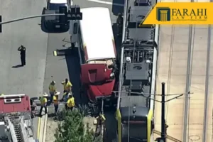 accidente entre tren ligero y autobus