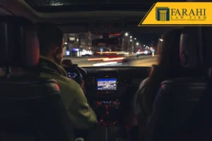 Hombre y mujer dentro del vehículo