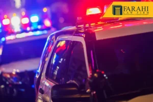 Imagen de coche de policía con luces intermitentes