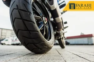 Rueda trasera de motocicleta sobre pavimento.